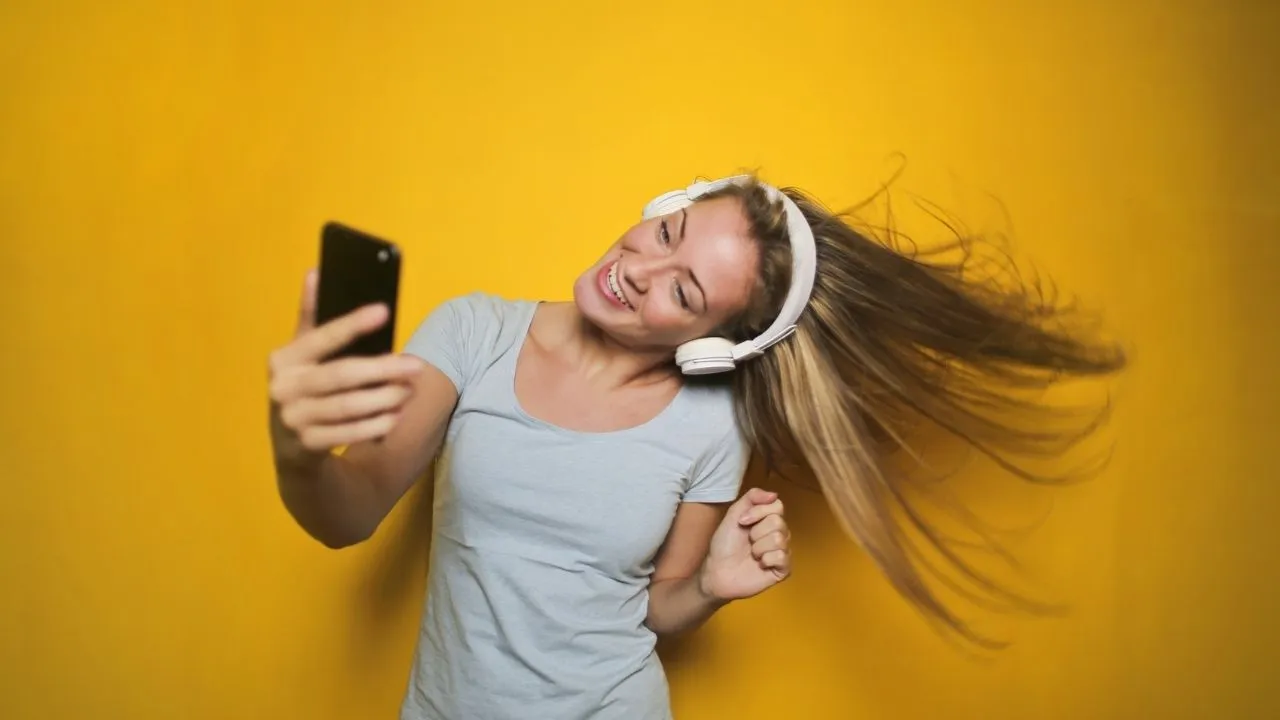 Melhores playlists para dançar em casa sozinho