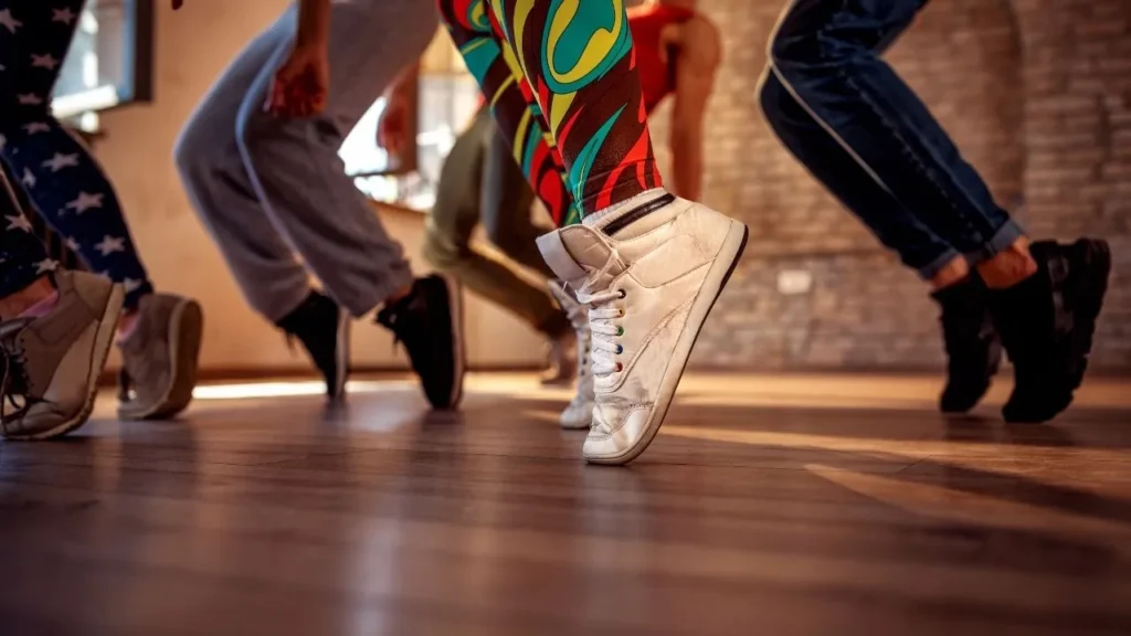 Diferenças entre aulas presenciais e virtuais de dança