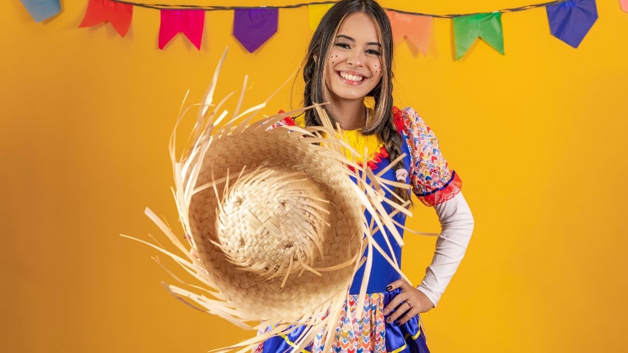 Qual é a origem da quadrilha junina e como ela chegou ao Brasil