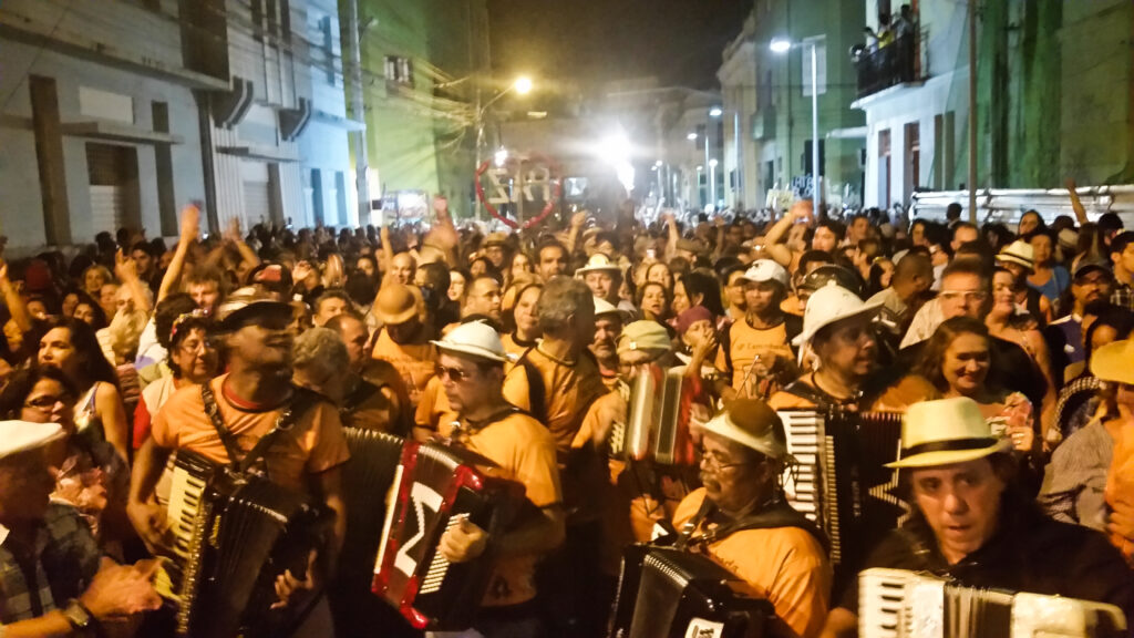 os temas e características das danças folclóricas