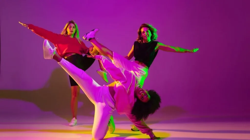 Como o elemento 'Espaço' transforma a dança em arte dinâmica