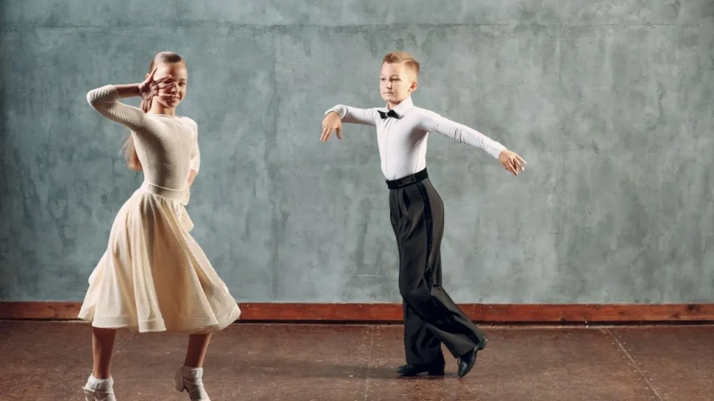 10 passos básicos de dança que servem para qualquer música