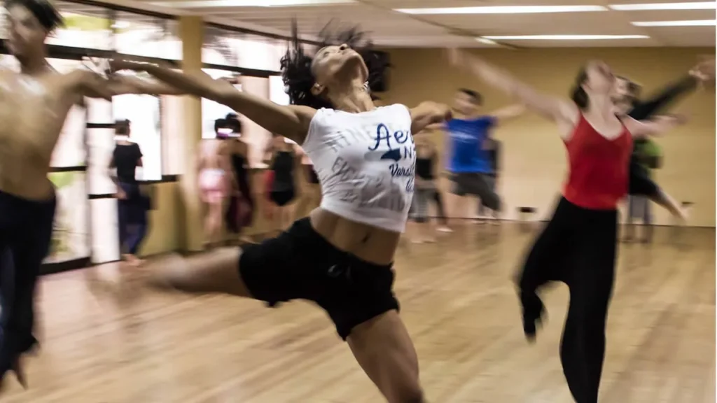 A importância da hidratação e dos eletrólitos para a performance na dança